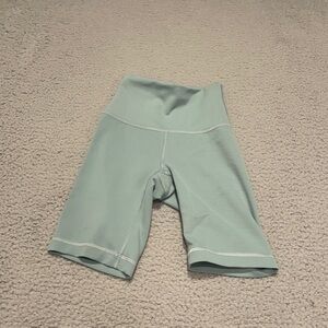 Lululemon Wunder Train Contour Fit High-Rise Short 8" Misty Glade size 2